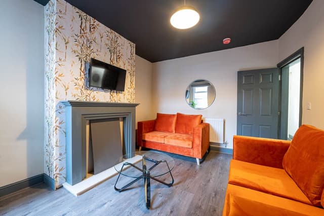 Warm And Cozy 4 Bedroom Home In Crewe - View 4