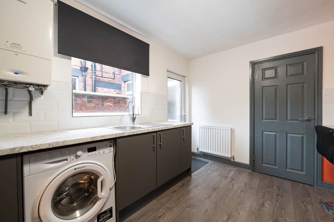 Warm And Cozy 4 Bedroom Home In Crewe - View 9