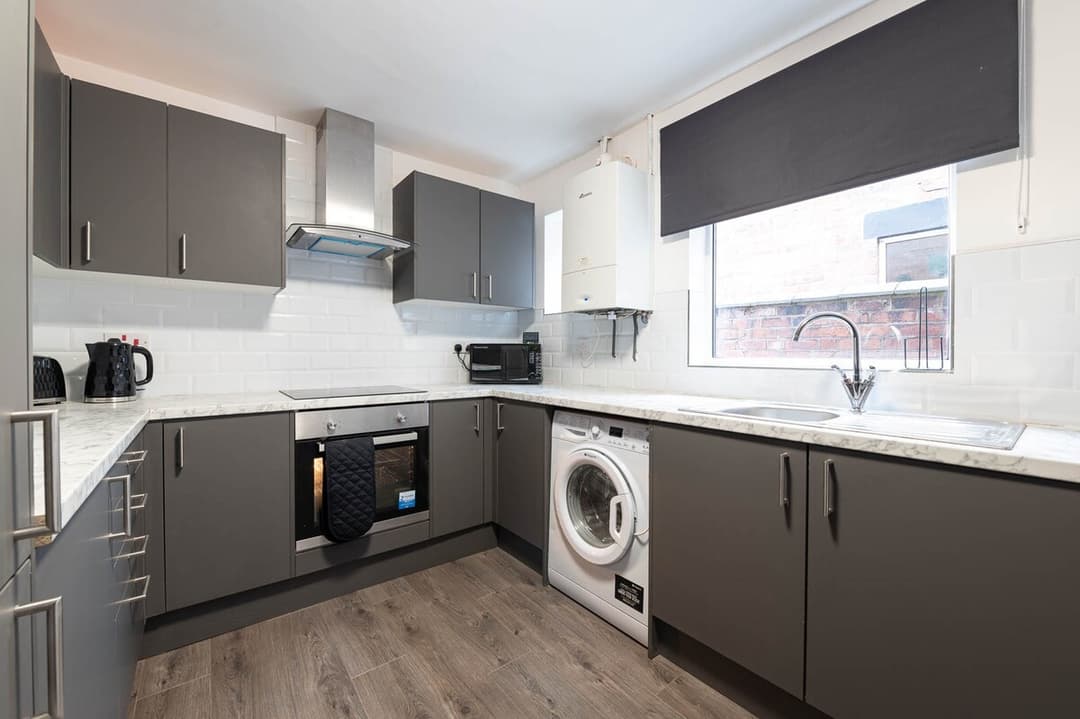 Warm And Cozy 4 Bedroom Home In Crewe - View 10