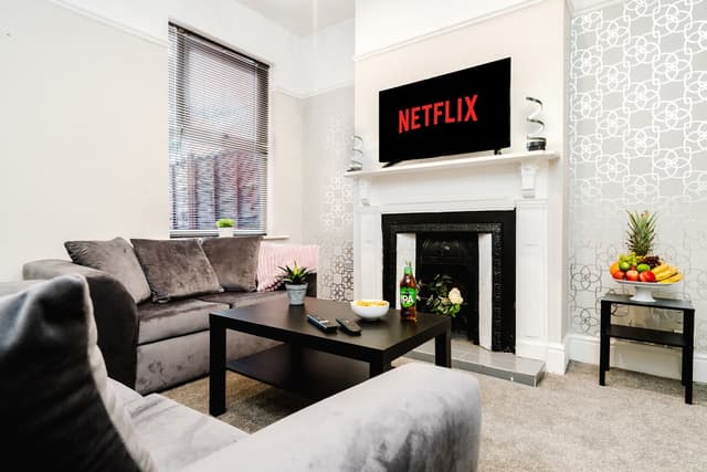 Cozy 4 Bed Home In Birmingham For Trade Stays - View 1