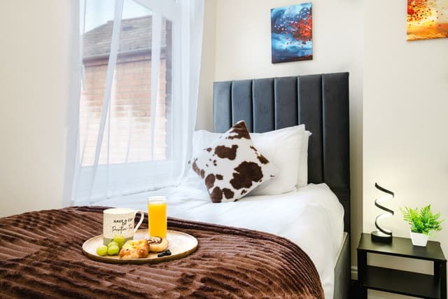 Cozy 4 Bed Home In Birmingham For Trade Stays - View 2