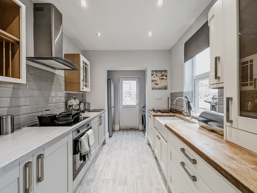 Modern 4 Bedroom House In Crewe | Ideal For Contractors - View 2