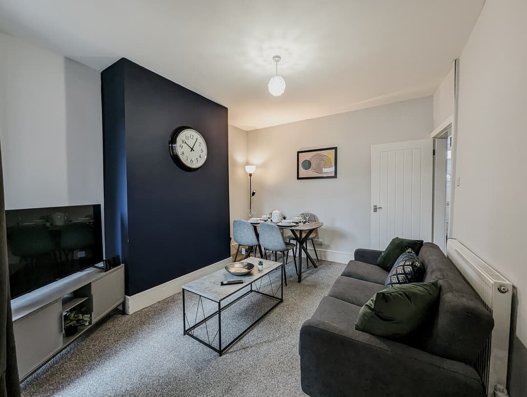 Modern 4 Bedroom House In Crewe | Ideal For Contractors - View 3