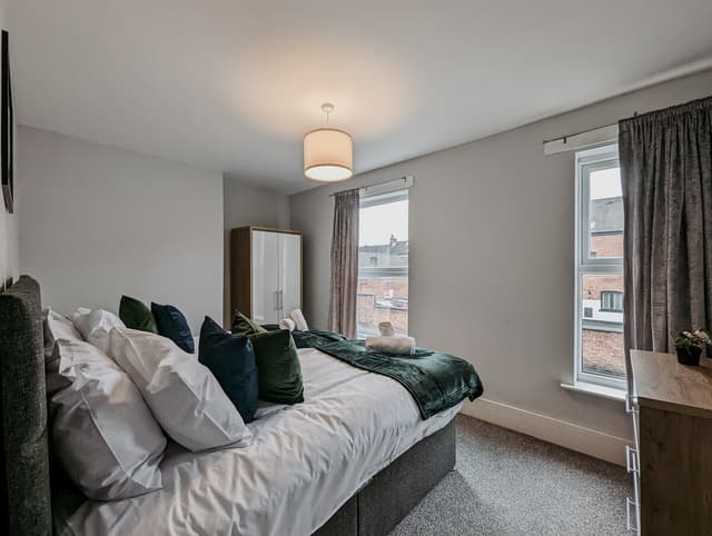 Modern 4 Bedroom House In Crewe | Ideal For Contractors - View 4