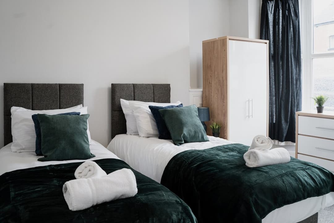 Modern 4 Bedroom House In Crewe | Ideal For Contractors - View 8