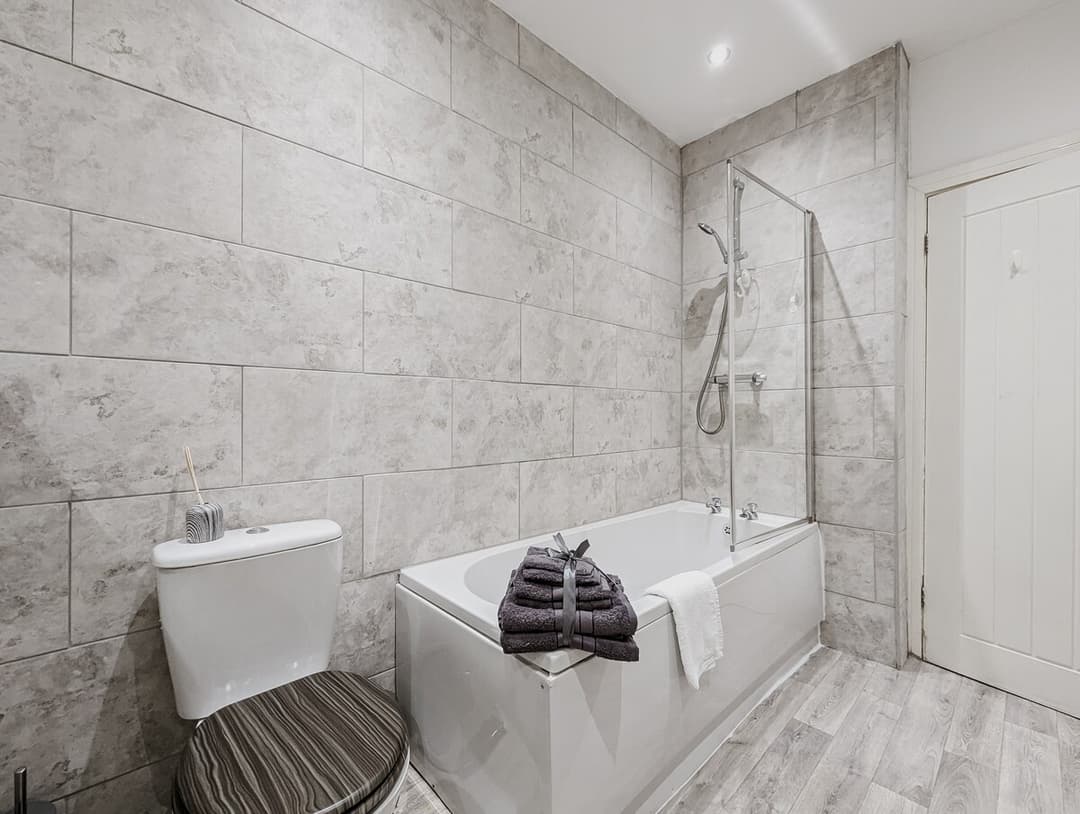 Modern 4 Bedroom House In Crewe | Ideal For Contractors - View 12