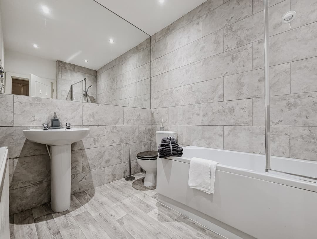 Modern 4 Bedroom House In Crewe | Ideal For Contractors - View 15