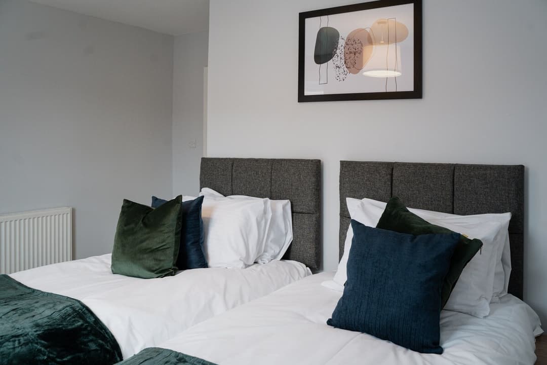 Modern 4 Bedroom House In Crewe | Ideal For Contractors - View 17