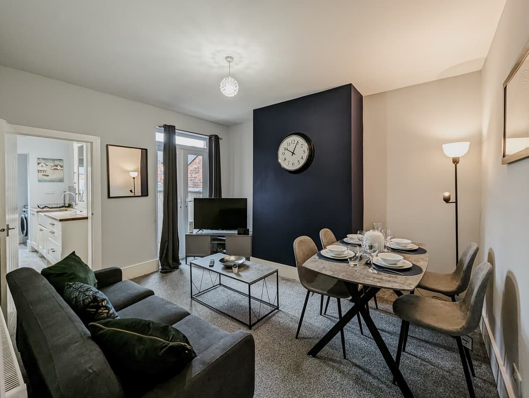 Modern 4 Bedroom House In Crewe | Ideal For Contractors - View 22