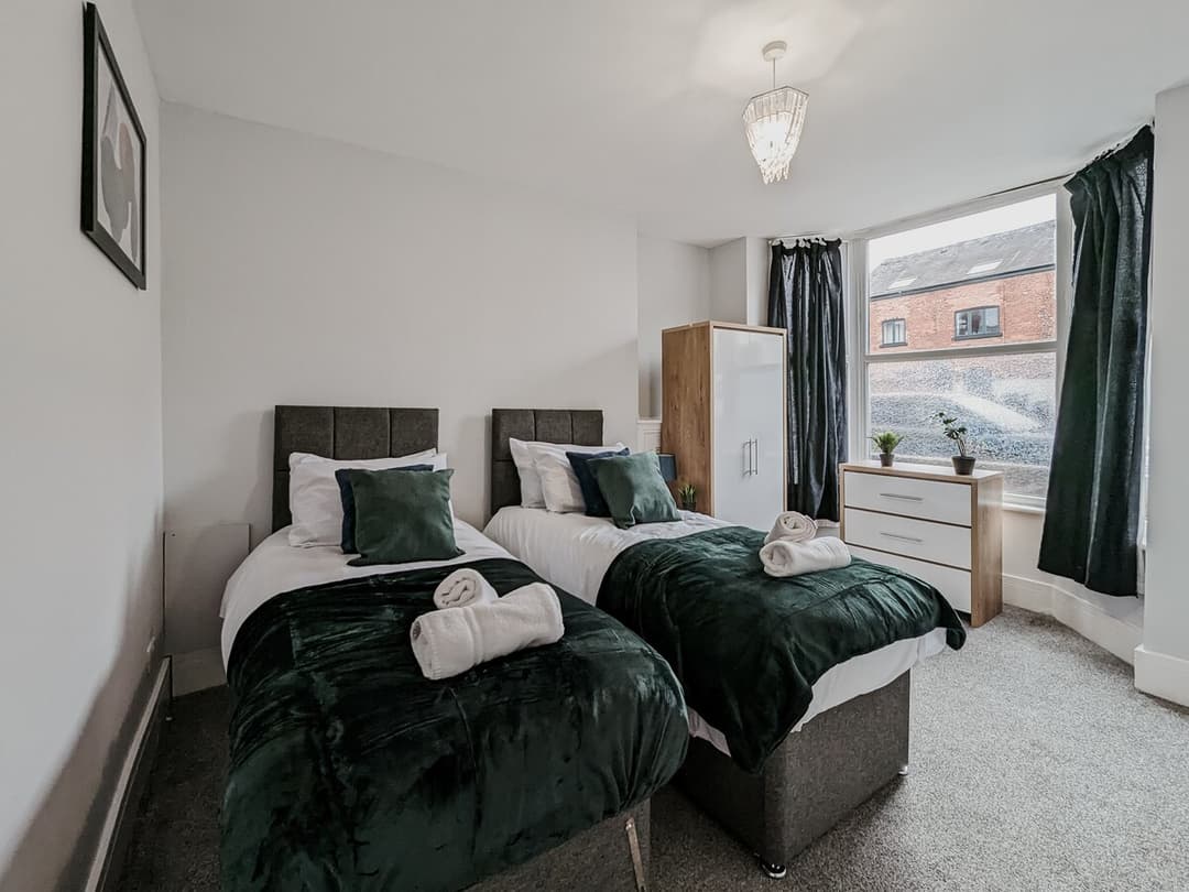 Modern 4 Bedroom House In Crewe | Ideal For Contractors - View 24