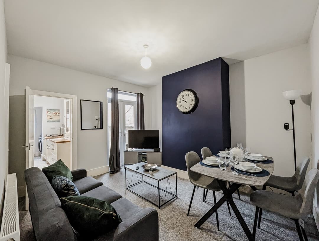 Modern 4 Bedroom House In Crewe | Ideal For Contractors - View 32