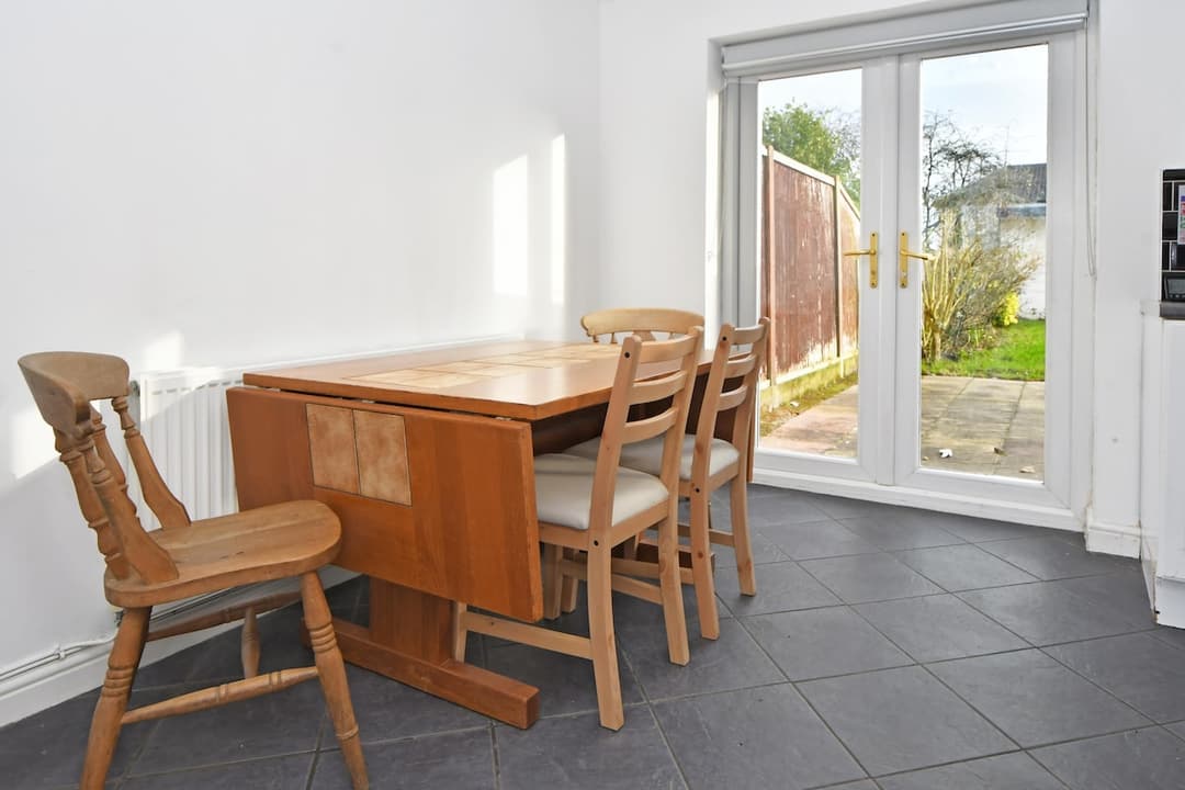 Entire 3 Bedroom Modern Home In Crewe - View 27
