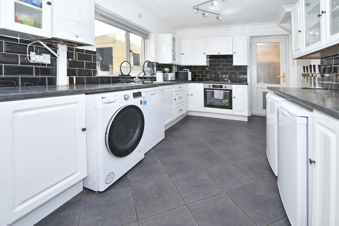 Entire 3 Bedroom Modern Home In Crewe - View 2