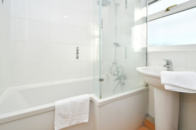 Entire 3 Bedroom Modern Home In Crewe - View 3