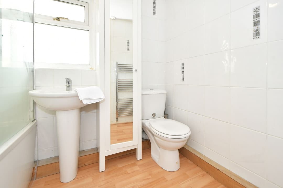 Entire 3 Bedroom Modern Home In Crewe - View 6