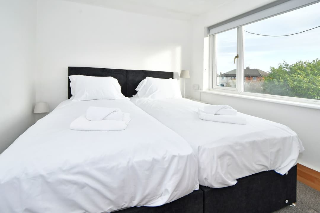 Entire 3 Bedroom Modern Home In Crewe - View 20