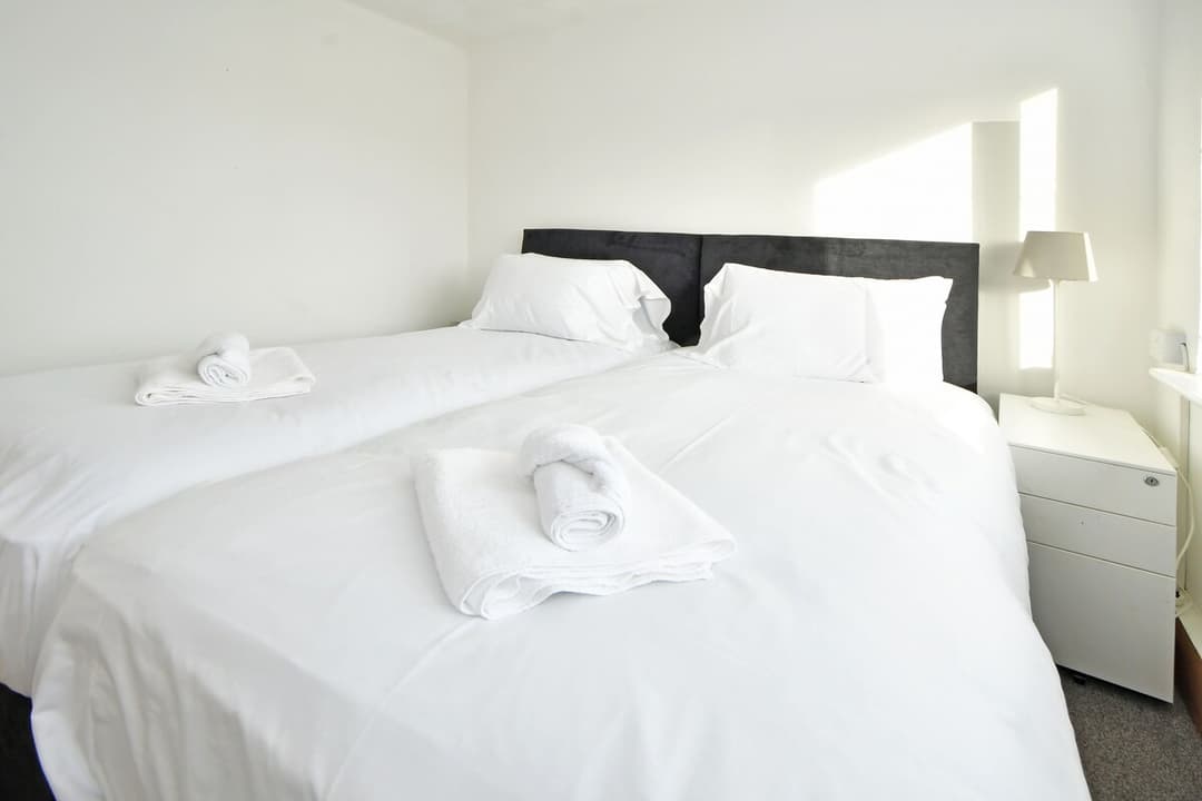 Entire 3 Bedroom Modern Home In Crewe - View 8