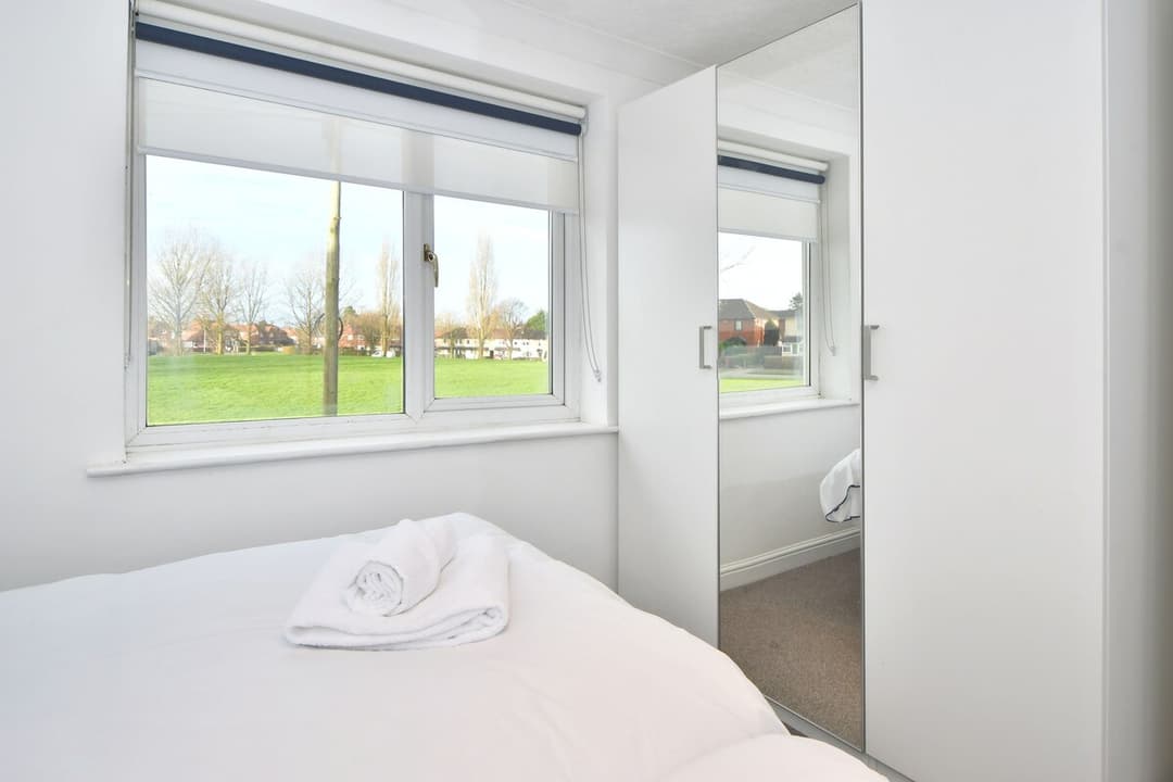 Entire 3 Bedroom Modern Home In Crewe - View 23