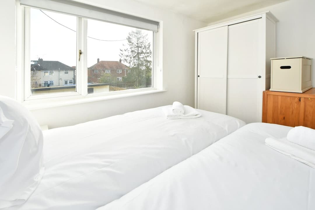 Entire 3 Bedroom Modern Home In Crewe - View 9