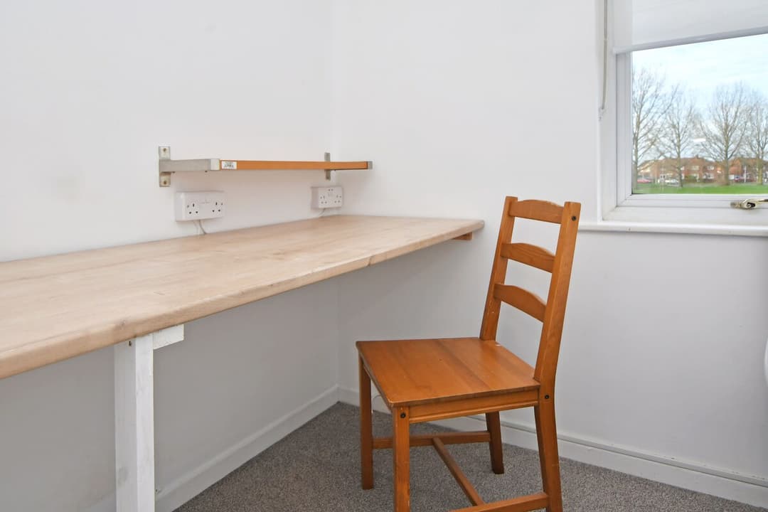 Entire 3 Bedroom Modern Home In Crewe - View 11