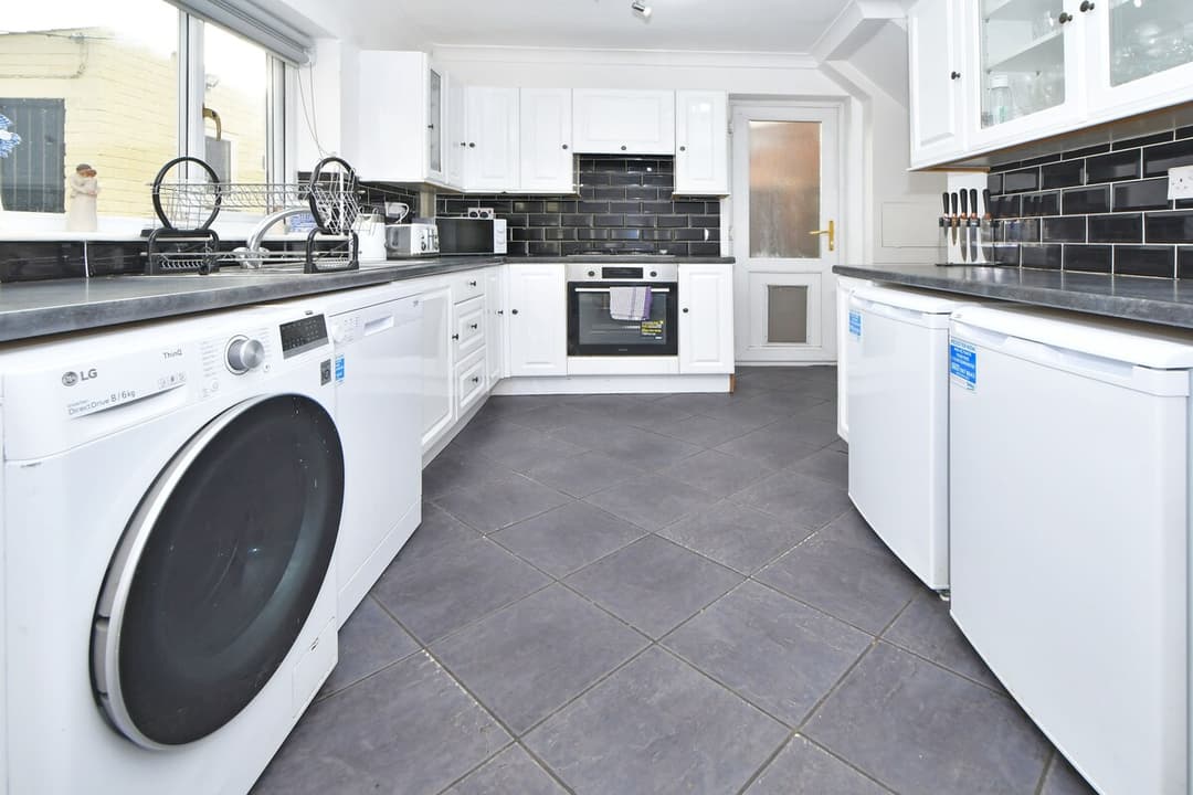 Entire 3 Bedroom Modern Home In Crewe - View 12