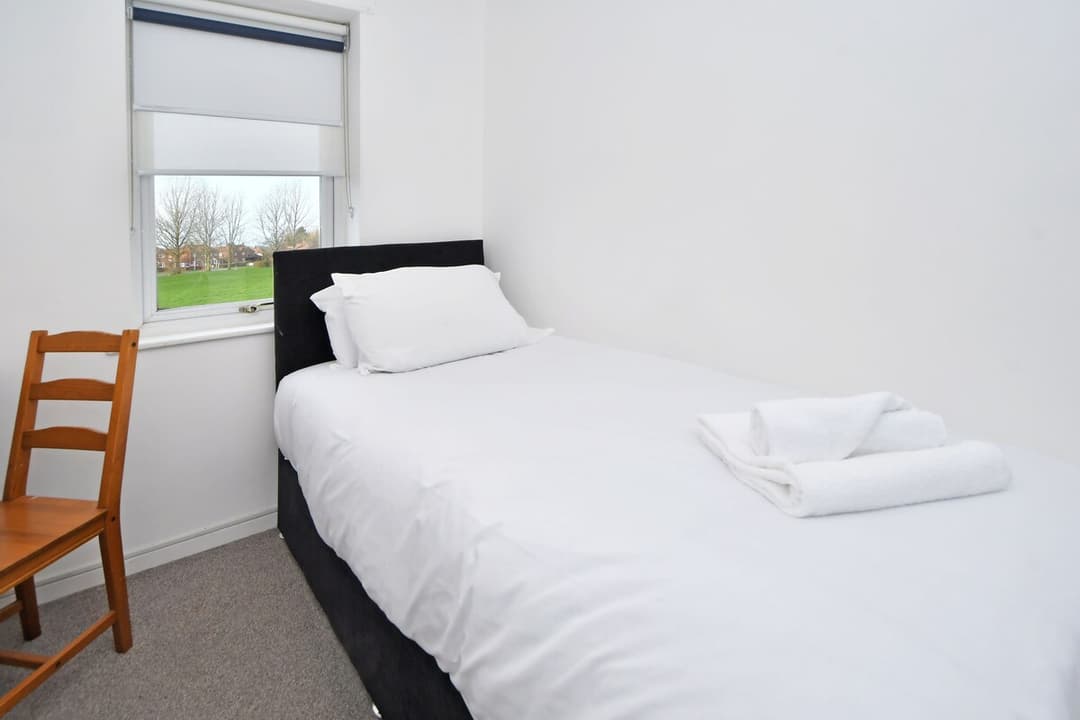 Entire 3 Bedroom Modern Home In Crewe - View 13