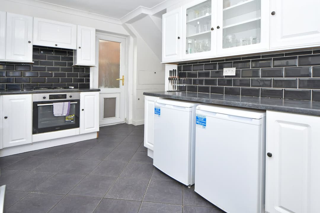 Entire 3 Bedroom Modern Home In Crewe - View 14