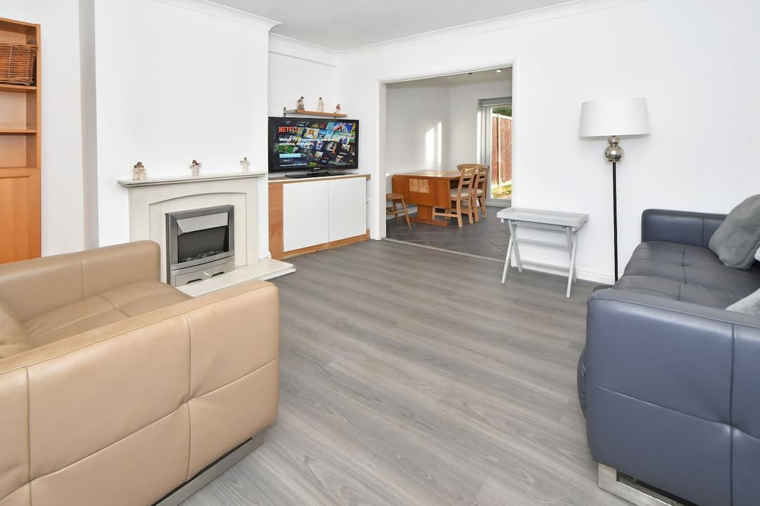 Entire 3 Bedroom Modern Home In Crewe - View 21