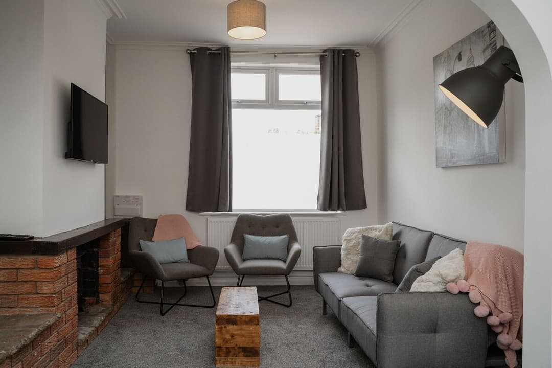 Entire 3 Bedroom Home In Crewe - View 4