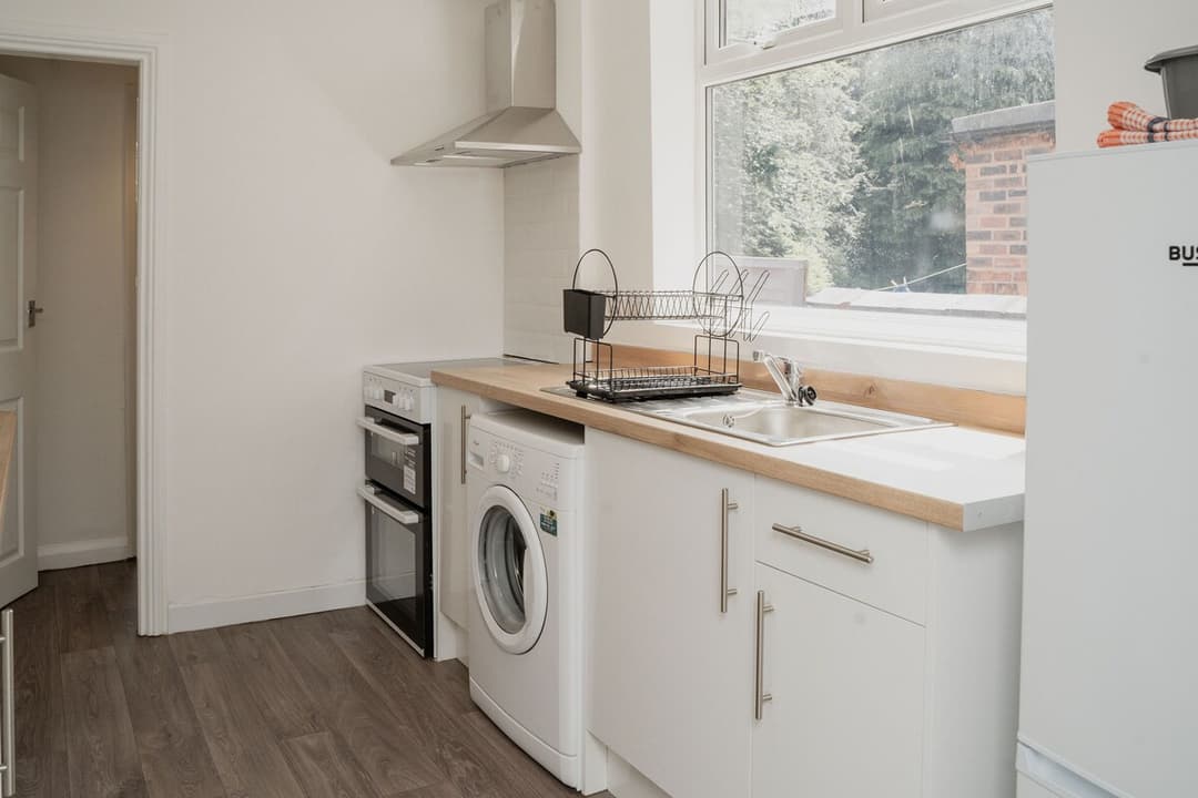 Entire 3 Bedroom Home In Crewe - View 8