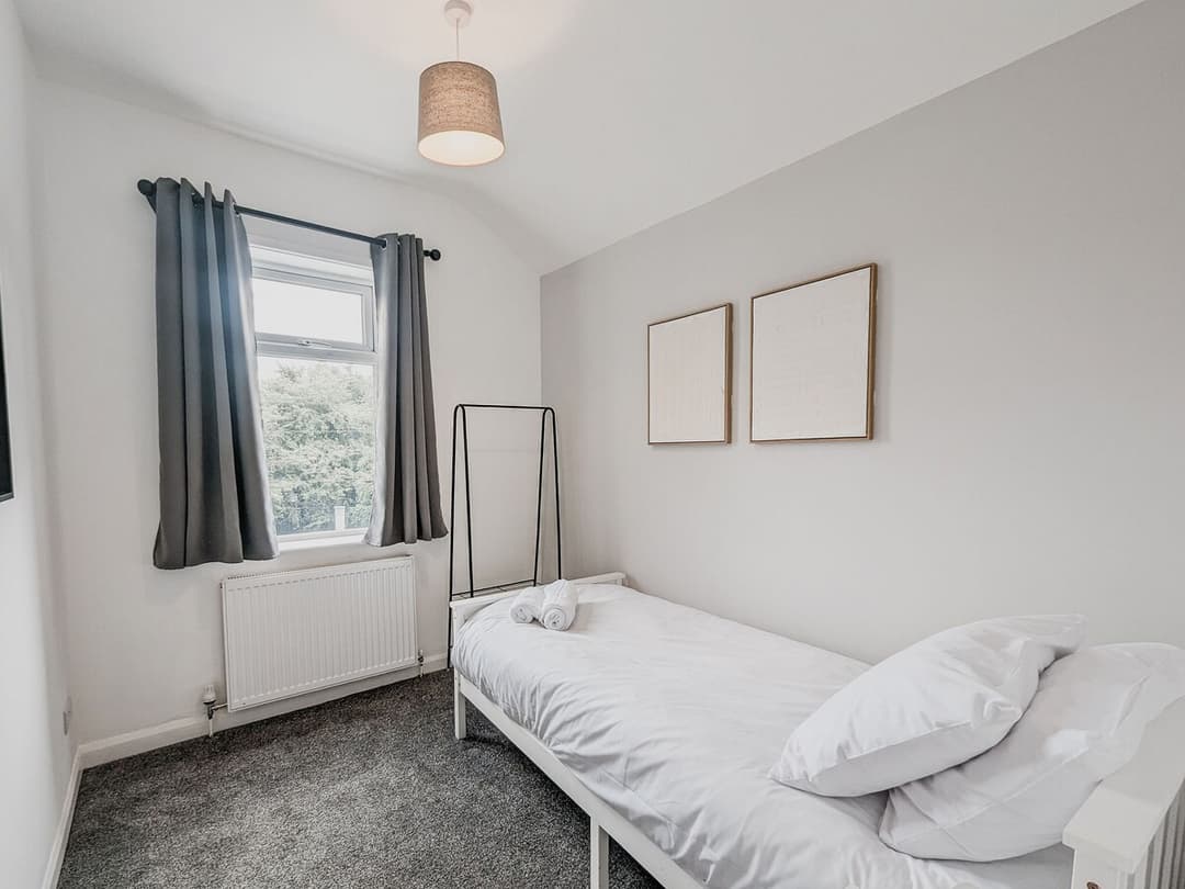 Entire 3 Bedroom Home In Crewe - View 11