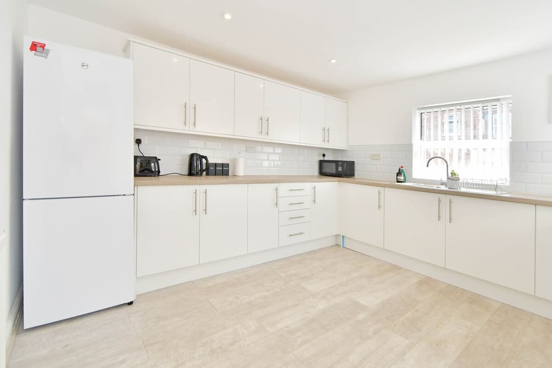 Entire 5 Bedroom Modern Home In Crewe - View 4