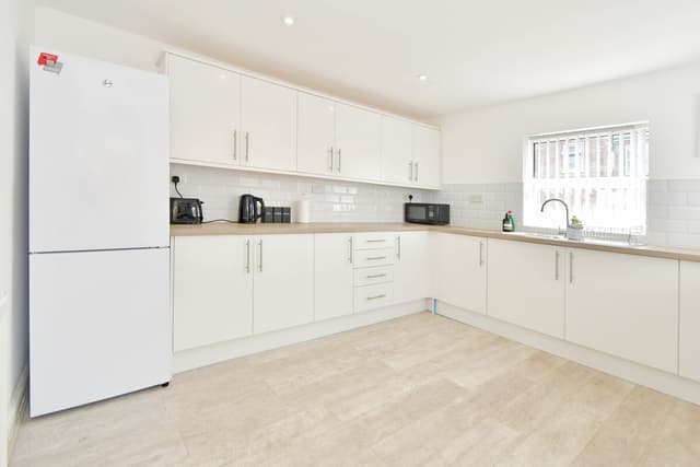 Entire 5 Bedroom Modern Home In Crewe - View 3