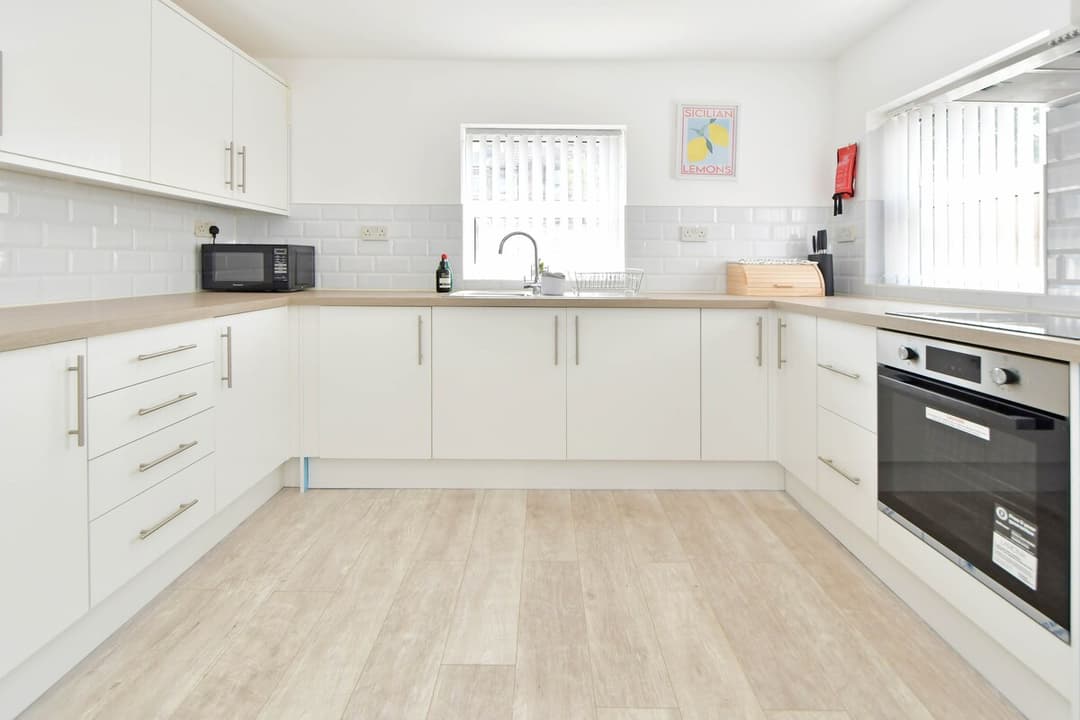 Entire 5 Bedroom Modern Home In Crewe - View 5