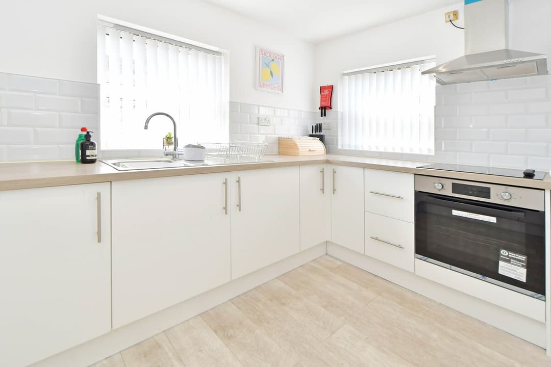 Entire 5 Bedroom Modern Home In Crewe - View 6