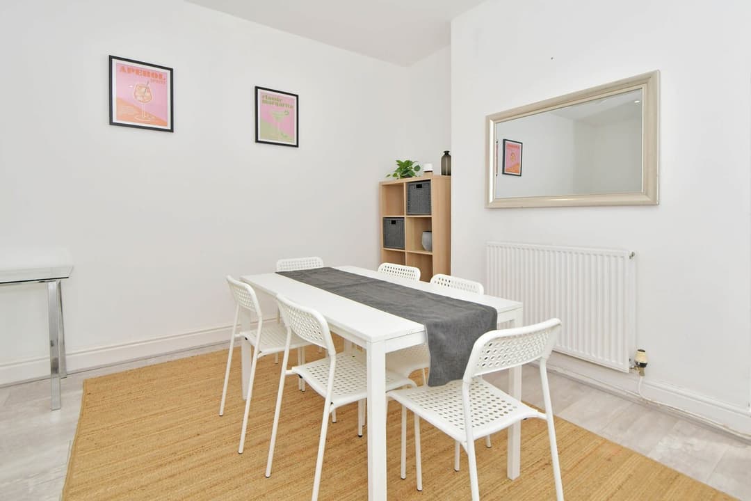 Entire 5 Bedroom Modern Home In Crewe - View 7