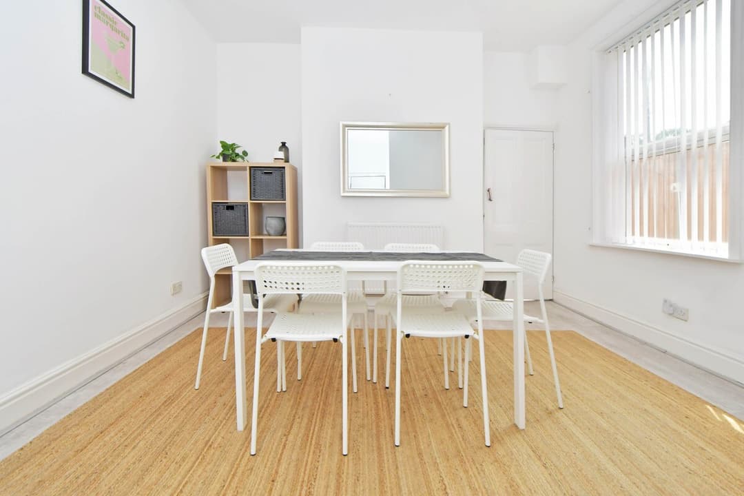 Entire 5 Bedroom Modern Home In Crewe - View 8