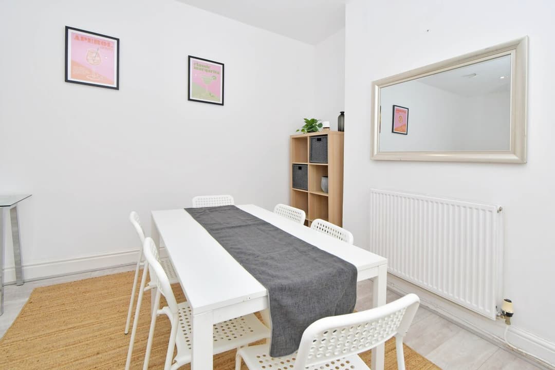 Entire 5 Bedroom Modern Home In Crewe - View 9