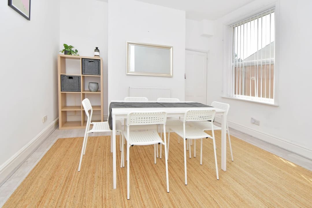 Entire 5 Bedroom Modern Home In Crewe - View 10