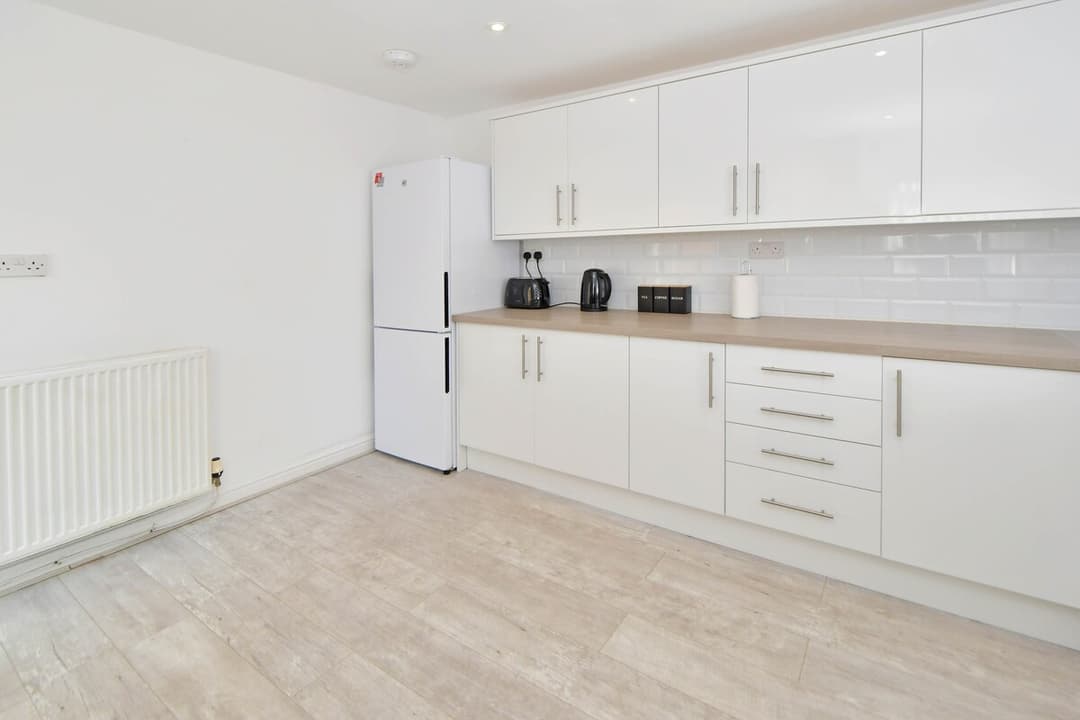 Entire 5 Bedroom Modern Home In Crewe - View 14