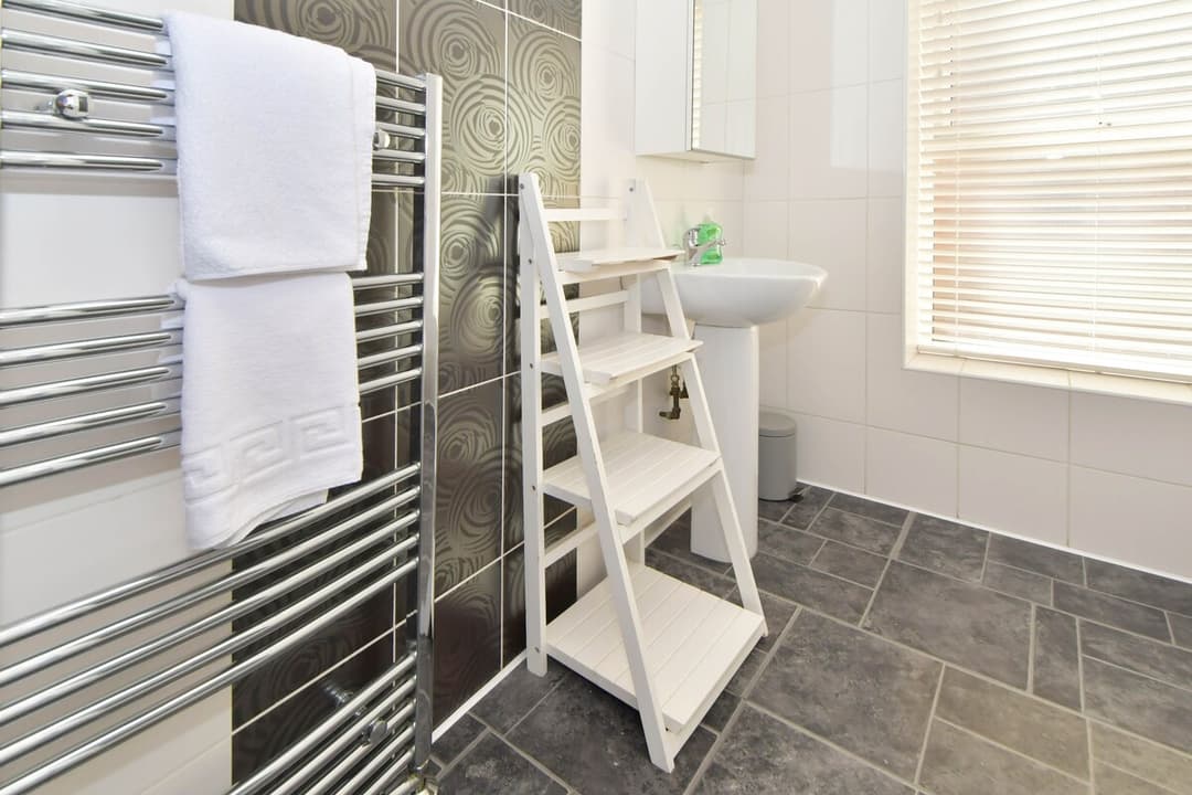 Entire 5 Bedroom Modern Home In Crewe - View 15
