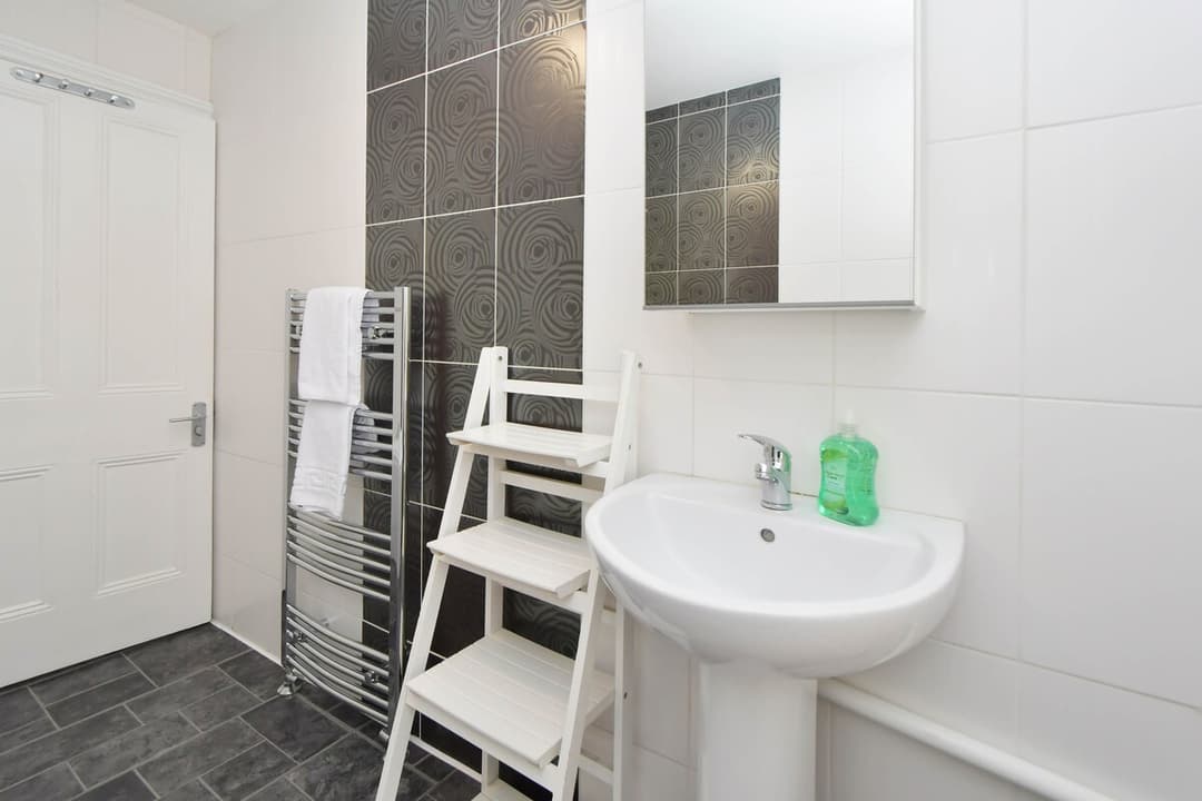 Entire 5 Bedroom Modern Home In Crewe - View 16