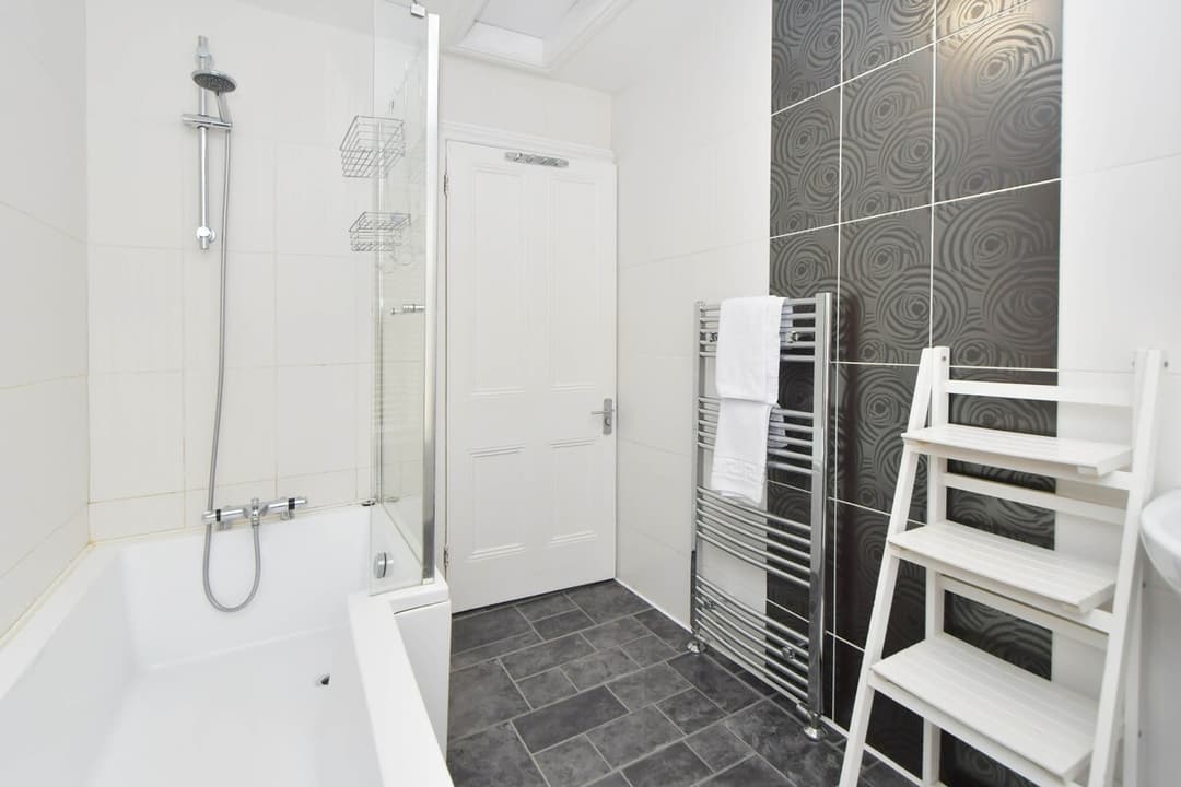 Entire 5 Bedroom Modern Home In Crewe - View 17