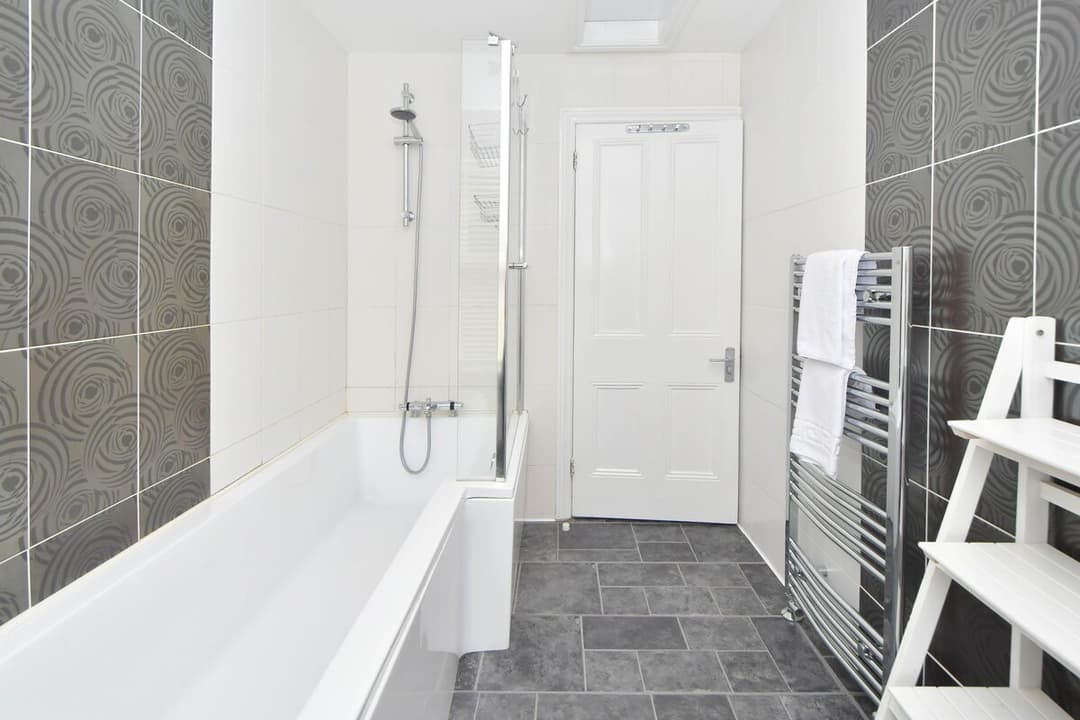Entire 5 Bedroom Modern Home In Crewe - View 18