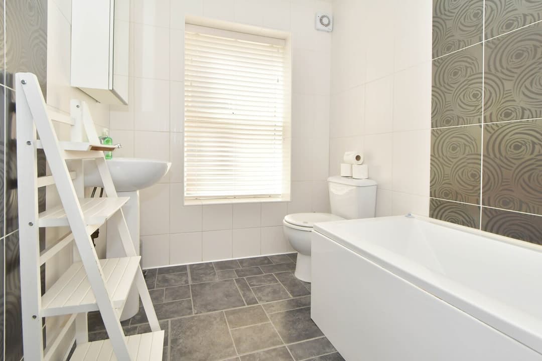 Entire 5 Bedroom Modern Home In Crewe - View 19