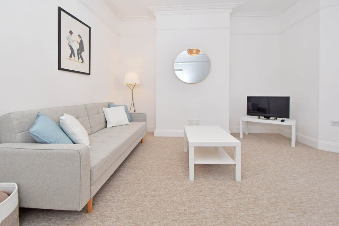 Entire 5 Bedroom Modern Home In Crewe - View 20