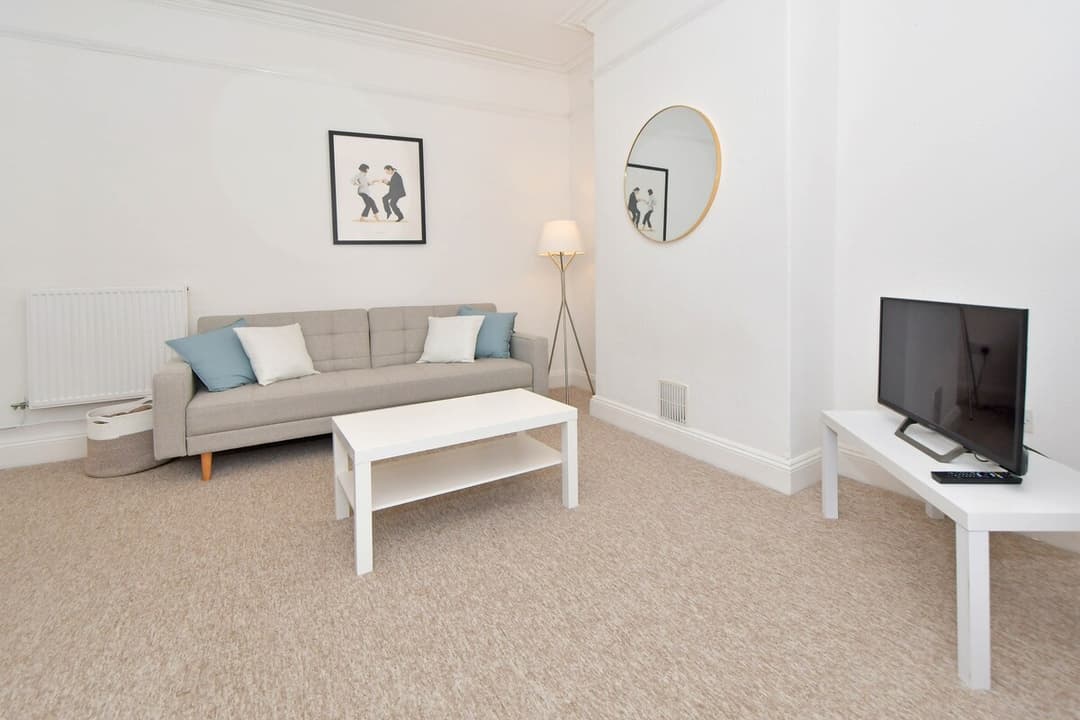 Entire 5 Bedroom Modern Home In Crewe - View 23