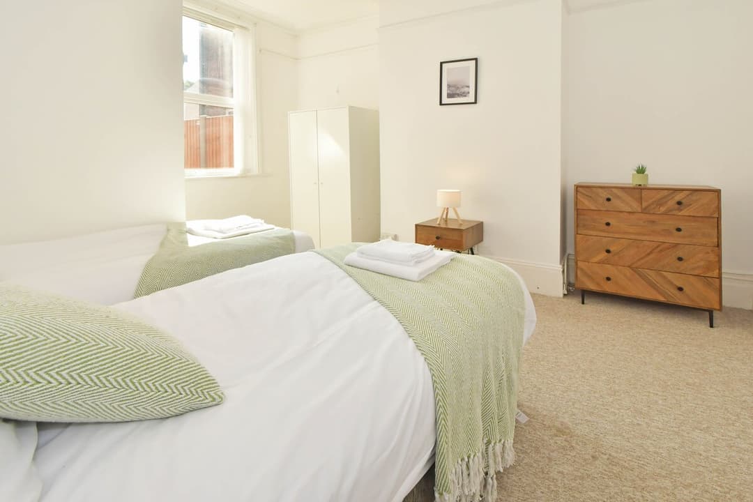 Entire 5 Bedroom Modern Home In Crewe - View 2