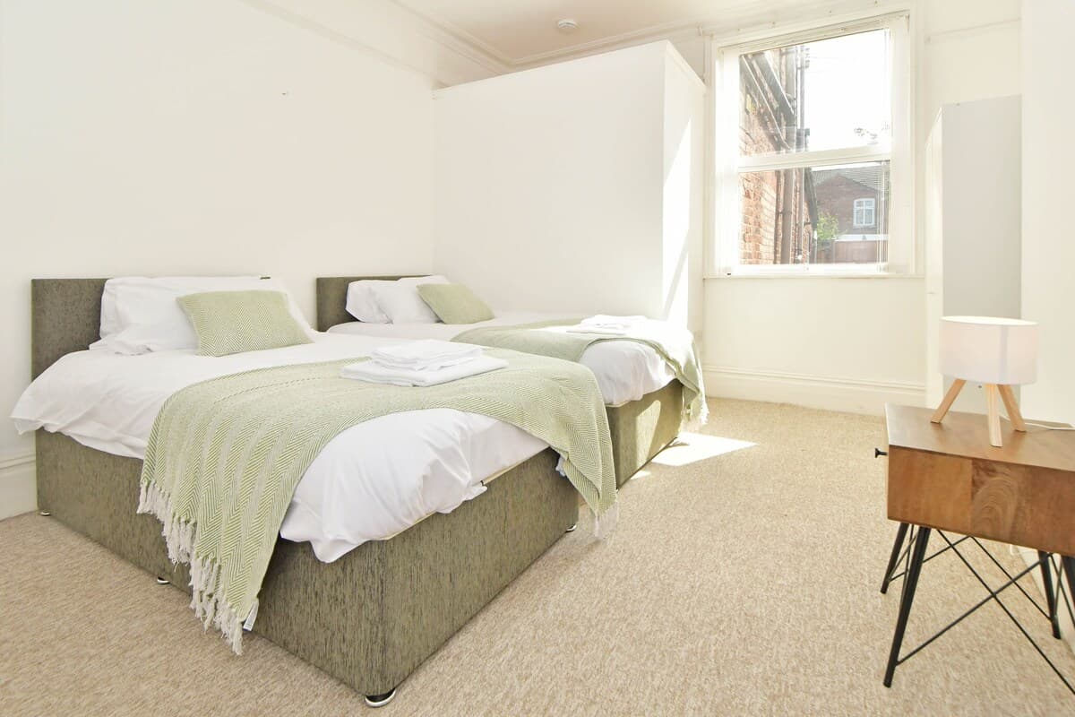Entire 5 Bedroom Modern Home In Crewe