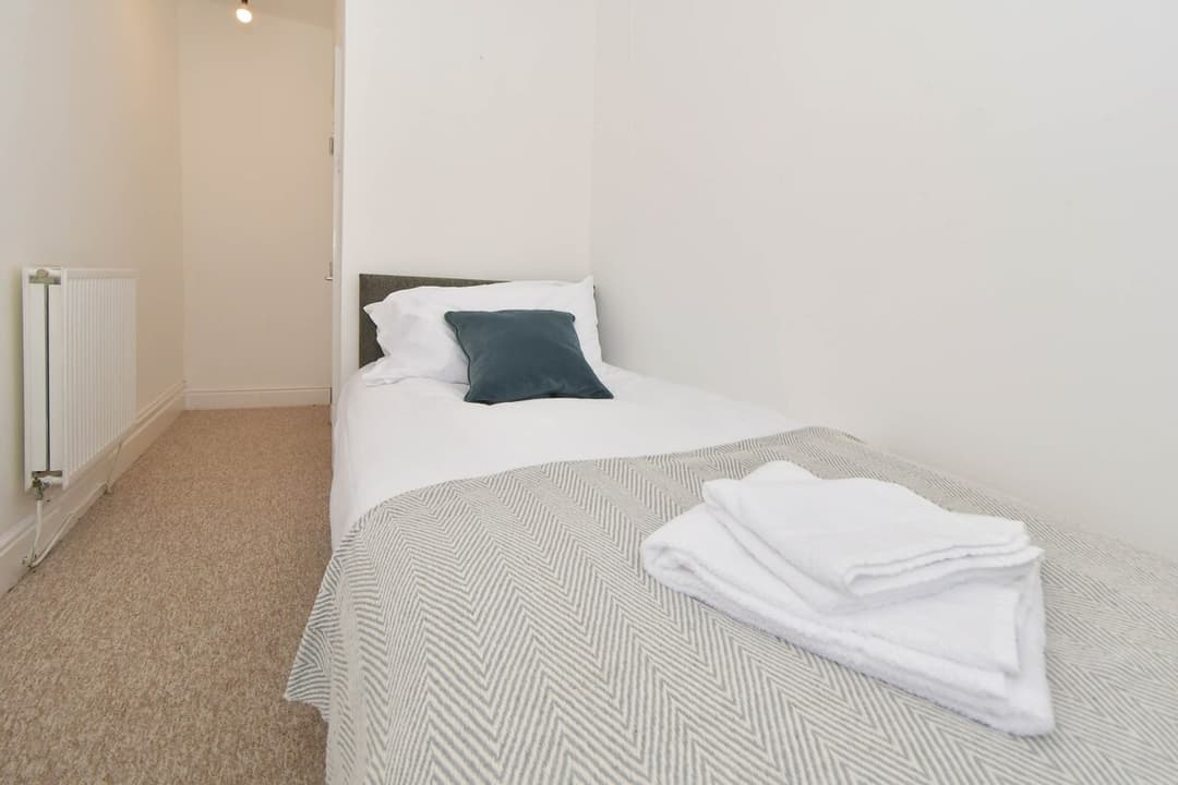 Entire 5 Bedroom Modern Home In Crewe - View 27